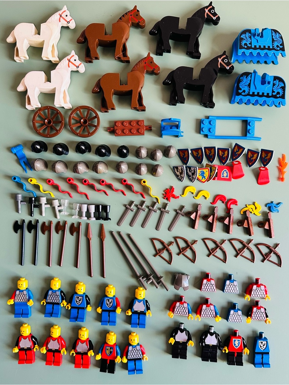 LEGO vintage medieval minifigs, horses & accessories. 1980s & 90s.